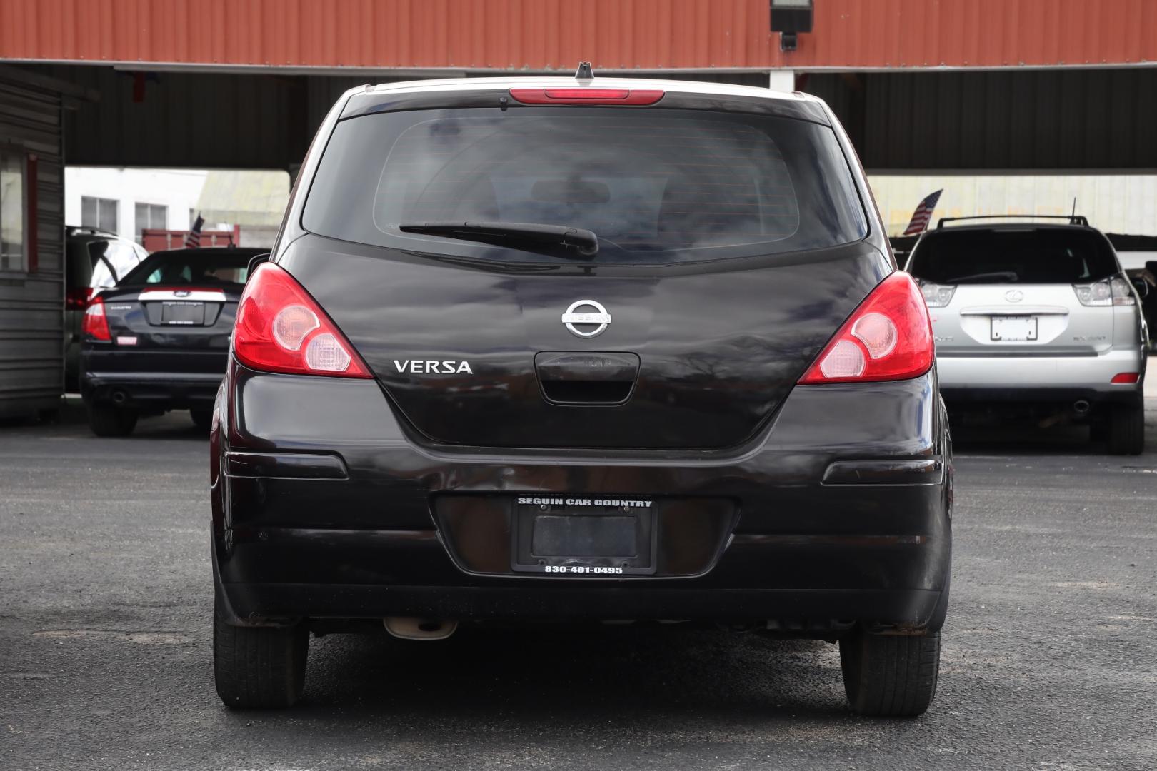 2011 BLACK NISSAN VERSA 1.8 SL Hatchback (3N1BC1CP6BL) with an 1.8L L4 DOHC 16V engine, CVT transmission, located at 420 E. Kingsbury St., Seguin, TX, 78155, (830) 401-0495, 29.581060, -97.961647 - Photo#5